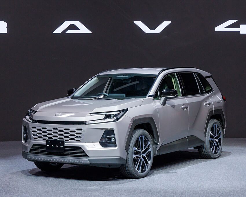 文字どおり、6代目RAV４の中核モデルの「コア」。３タイプいずれも、ヘッドライト形状はプリウスやクラウンと同じデザインが採用されている。