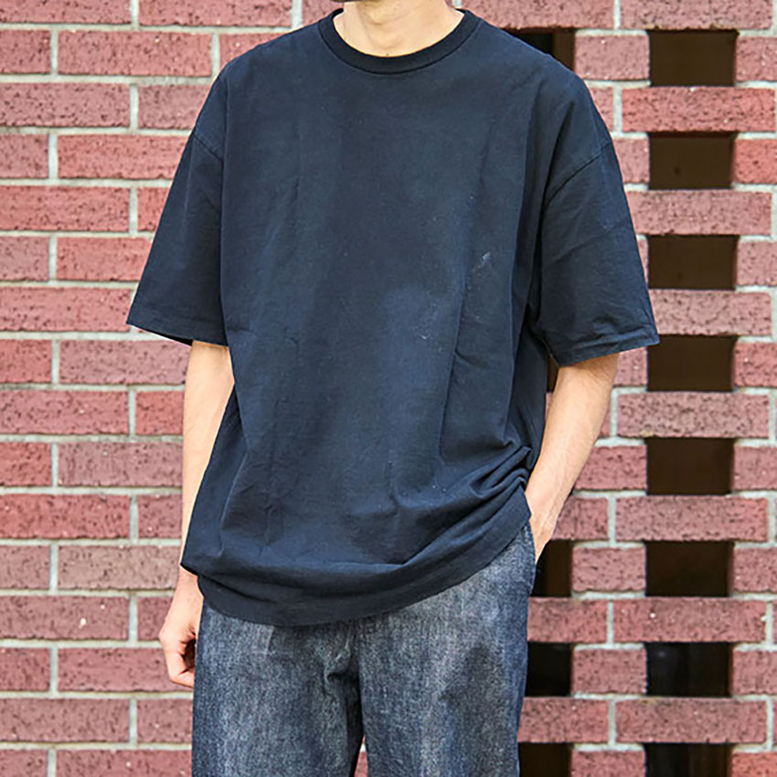 1枚でサマになるシンプルな“黒T”を街角調査！ アンドワンダー