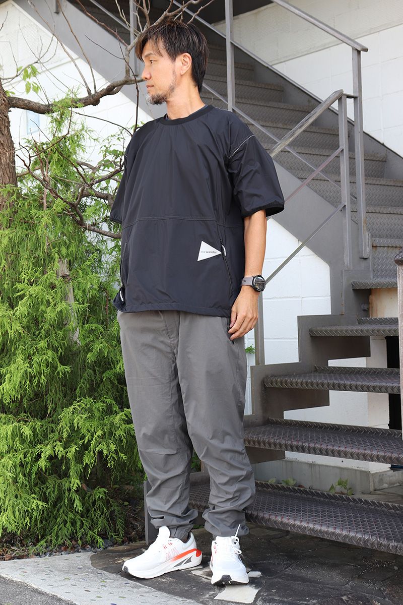 Tシャツ=アンドワンダー パンツ=スタティック スニーカー=アルトラ