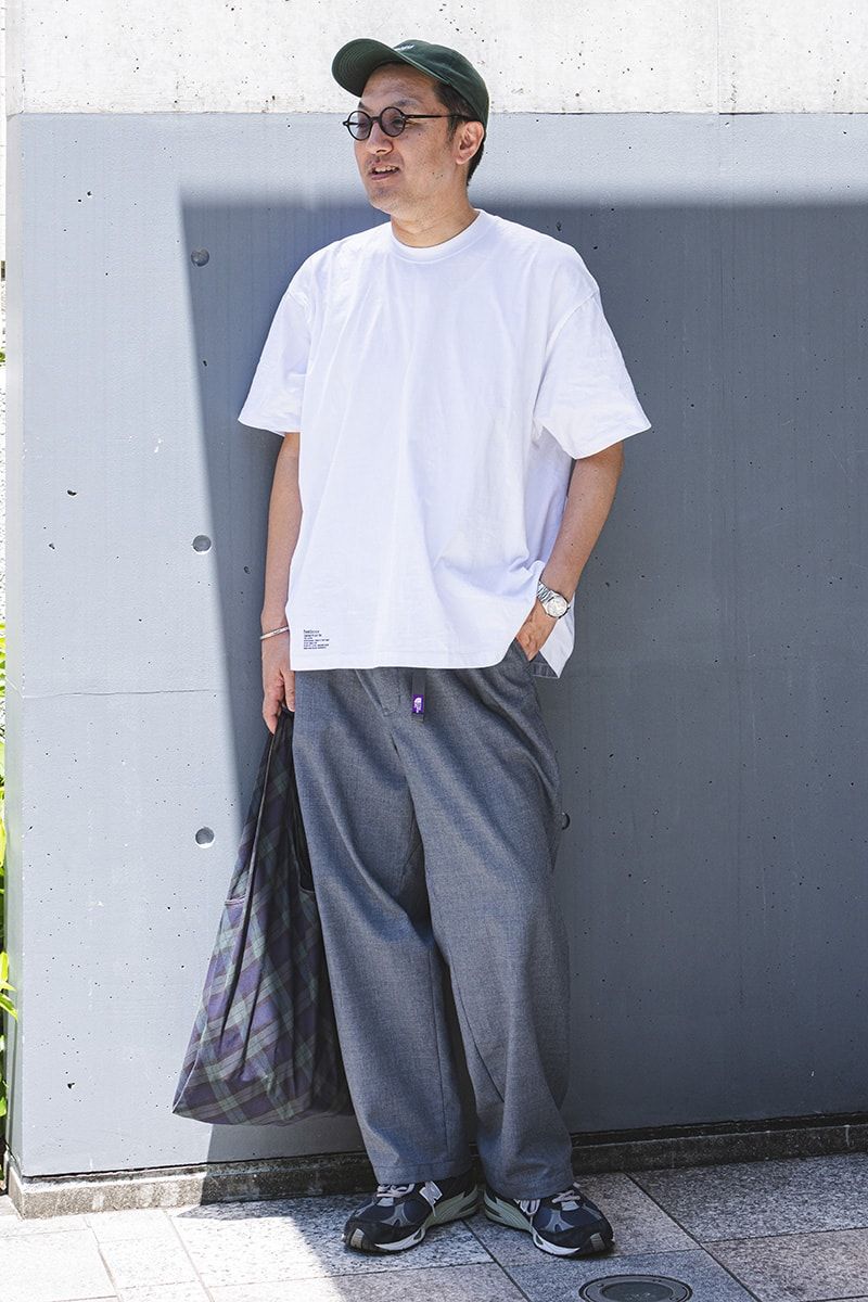 Tシャツ、キャップ＝ともにフレッシュサービス　パンツ＝ザノースフェイスパープルレーベル　スニーカー＝ニューバランス　バッグ＝ナナミカ　サングラス＝モスコット　腕時計＝ロレックス