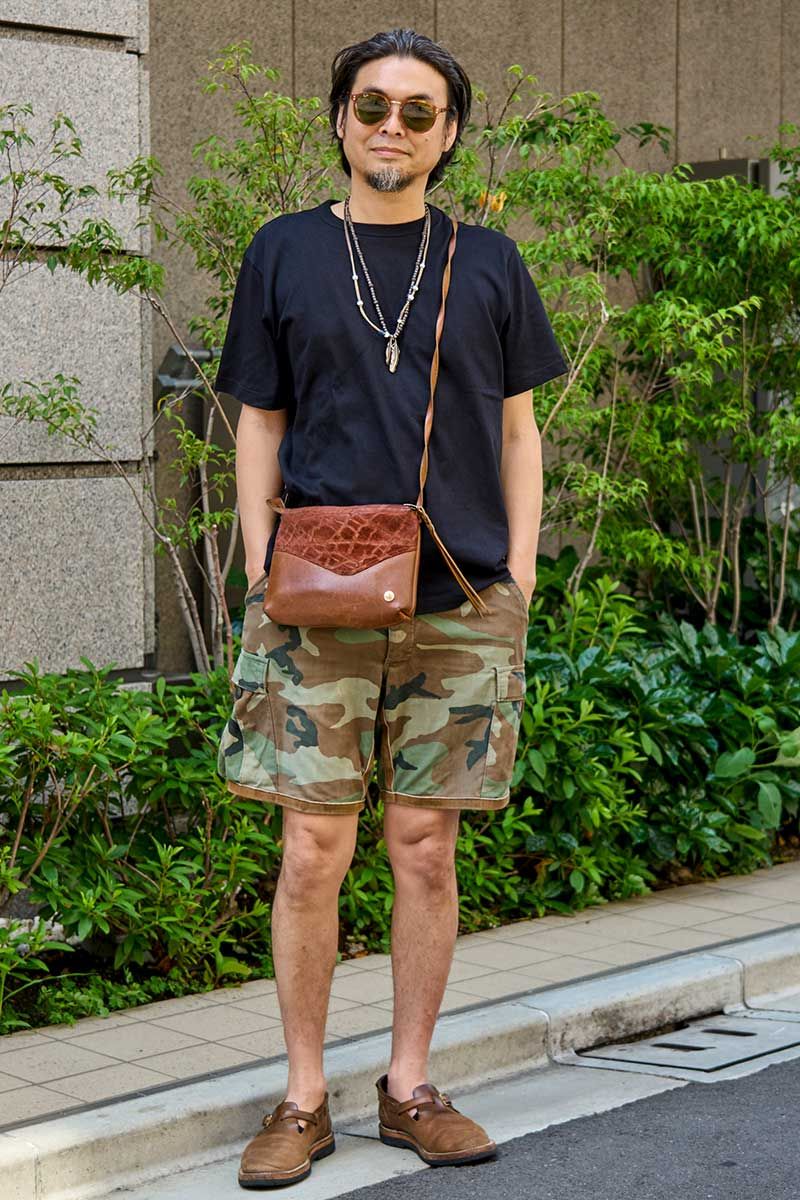 Tシャツ=エイトン シューズ、バッグ=ともにモト サングラス=レイバン