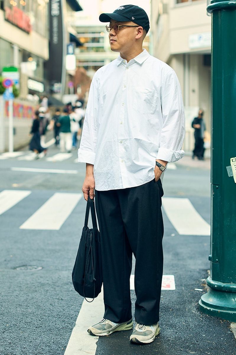 シャツ＝エイトン　パンツ＝LE　スニーカー＝ニューバランス　キャップ＝フォーティーセブン　腕時計＝カルティエ