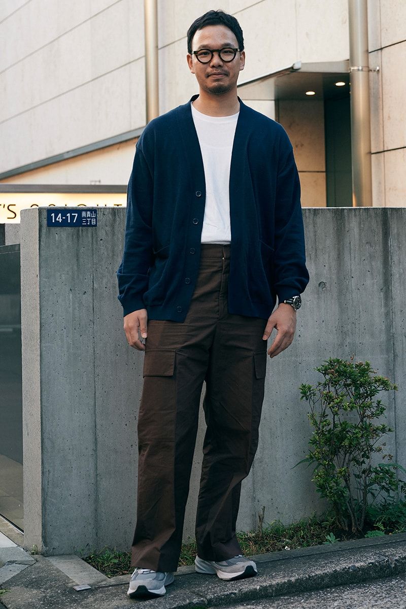 パンツ＝ジルサンダー　カーディガン＝エイトン　スニーカー＝ニューバランス　腕時計＝オメガ