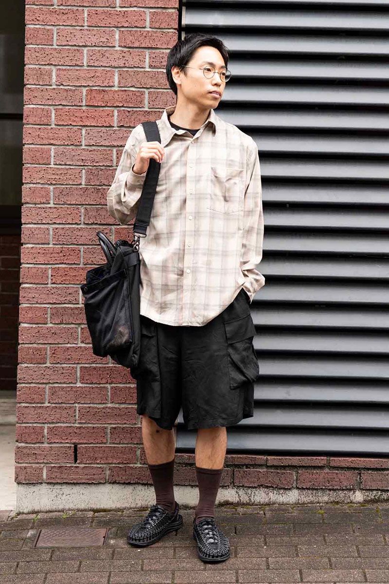 シャツ＝オーラリー　Tシャツ＝エイチアンドエム　パンツ＝ルイス　シューズ＝キーン　靴下＝タビオ　眼鏡＝金子眼鏡　バッグ＝ポーター　腕時計＝アップル