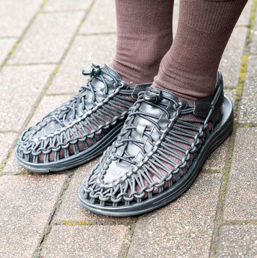 「キーン」のサンダルはシャツコーデにも合う！ シティな着こなしをスナップ3選で検証 - 5枚目の画像