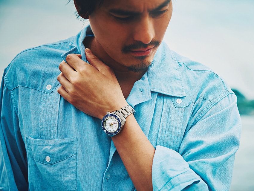 腕時計24万7500円／セイコー プロスペックス（セイコーウオッチ　0120-061-012）、シャツ5万9400円／エンジニアド ガーメンツ　03-6419-1798