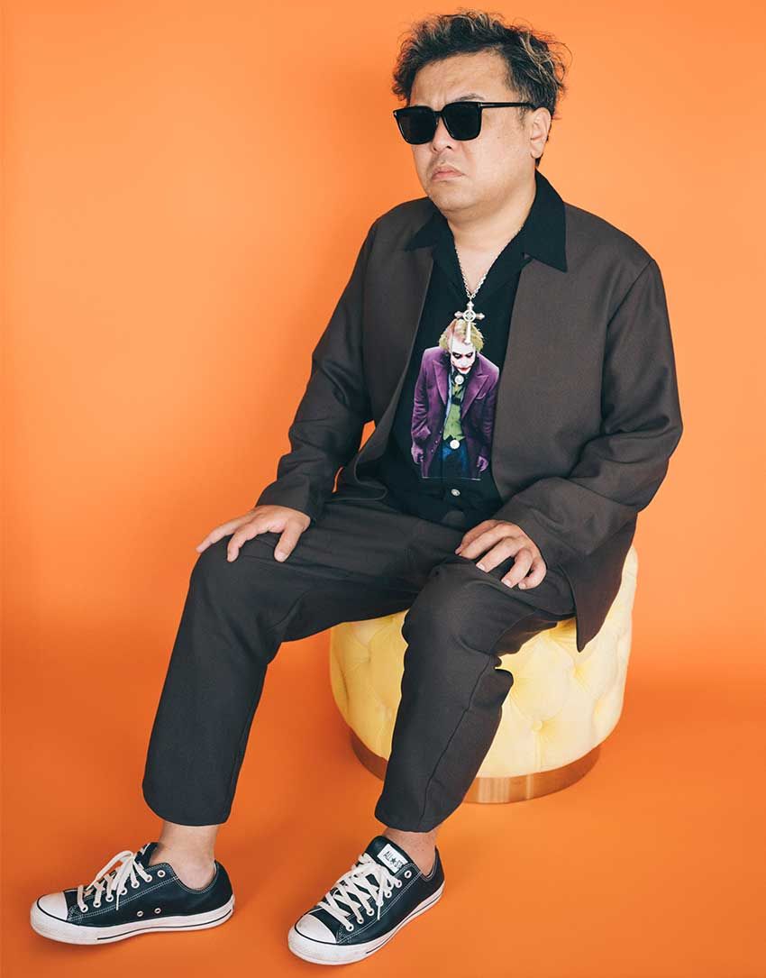 久保⽥かずのぶさん●お笑い芸⼈・とろサーモンのボケ担当（相⽅は村⽥秀亮）。2002年結成、『M-1グランプリ2017』王者。バラエティを中⼼に多くのテレビ番組に出演する傍ら、アートやファッション分野でも活躍している。先⽇上梓した『慟哭の冠』は、重版3刷が決定するほど絶好調。