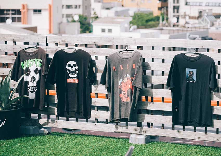 左から、アメリカのハードコアバンド「ミスフィッツ」、お笑いドキュメンタル番組 「HITOSHI MATSUMOTO presents ドキュメンタル」、⻑編アニメーション映画 「AKIRA」、ヒューストン出⾝のラッパー「トラヴィス・スコット」のフォトプリント の4枚。