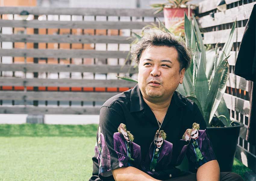 この⽇は晴天に恵まれたことから、ご自宅のテラスでインタビュー。ワコマリアの新作シャツが春の⽇差しに不気味に映えていた。