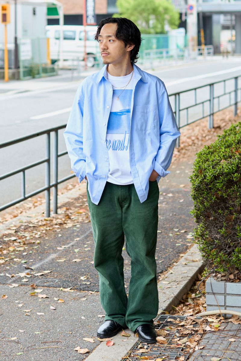 シャツ=バウルズ Tシャツ=バイアスドッグス パンツ=リーバイス シューズ=ブローム ネックレス=ニュートップジュエリー