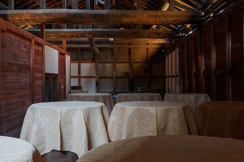 マルト醤油の醤油蔵。宿泊客は醤油絞りも体験できる（筆者撮影）