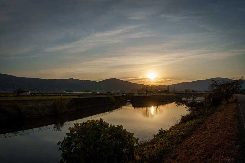 村屋神社に朝参りへ行く途中で見た景色。大和川から三輪山や二上山などを望む景色に日本の始まりの地であることを実感した（筆者撮影）