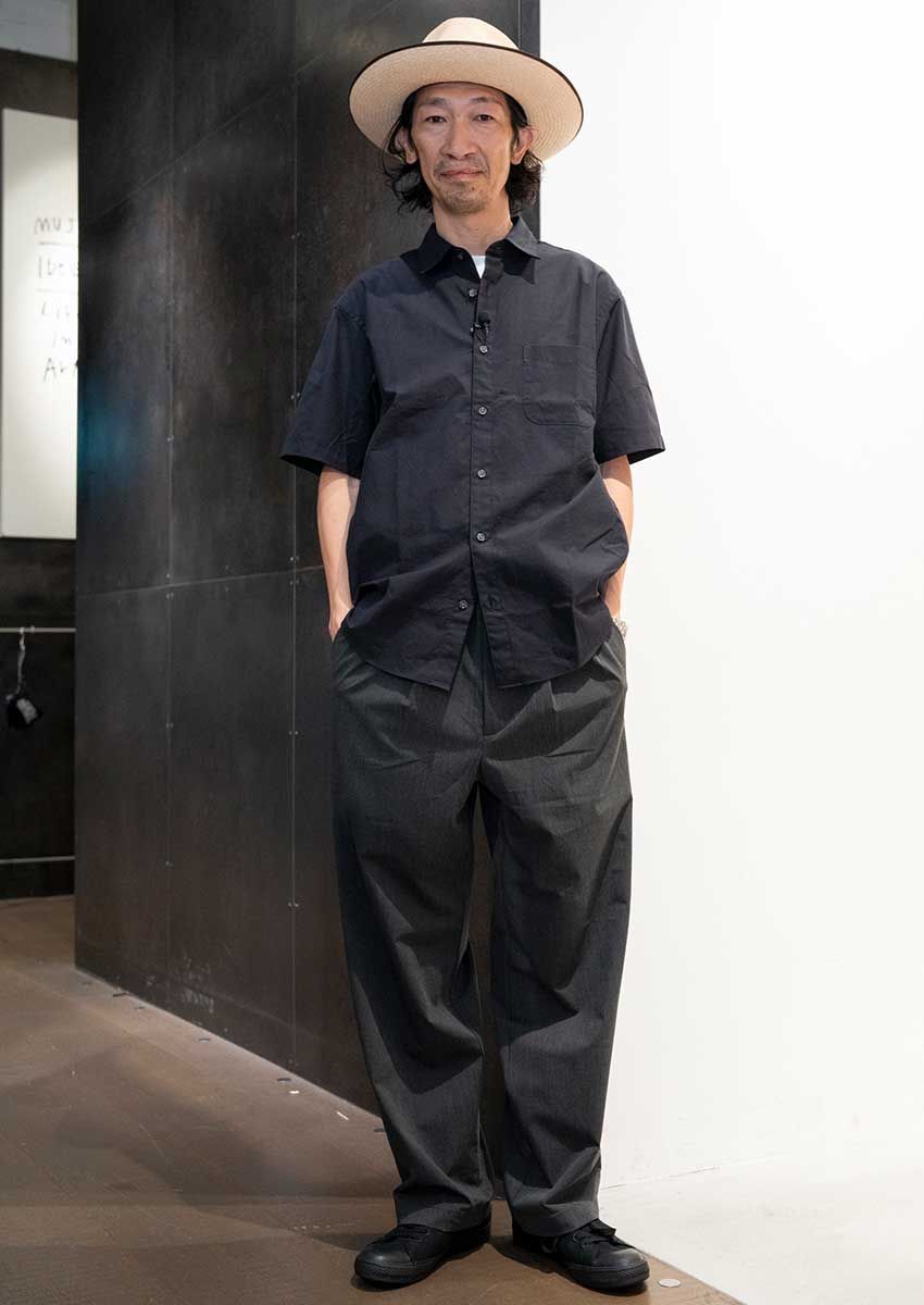 「洗いざらしブロード半袖シャツ」1990円、天竺編みクルーネック半袖Tシャツ」990円、「乾きやすいイージータックワイドパンツ」3990円、「疲れにくい 撥水スニーカー」3990円、「足なり直角 リブ編み 厚手靴下」390円／すべて無印良品（無印良品 銀座　03-3538-1311）