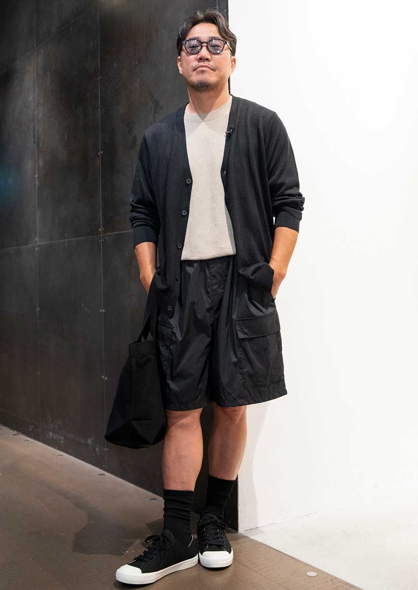 「UVカットヘンプ混Ｖネックカーディガン」4990円、「UVカットヘンプ混クルーネック半袖セーター」3990円、「撥水ナイロンカーゴショートパンツ」5990円、「帆布 横型トートバッグ」1490円、「疲れにくい 撥水スニーカー」3990円、「足なり直角 リブ編み 厚手靴下」390円／すべて無印良品（無印良品 銀座　03-3538-1311）