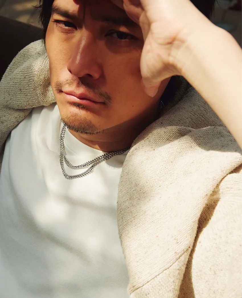 「＋1」でTシャツ姿をリッチ&シックに見せるテクニック4選。時計、レザー、アイコンetc. - 2枚目の画像