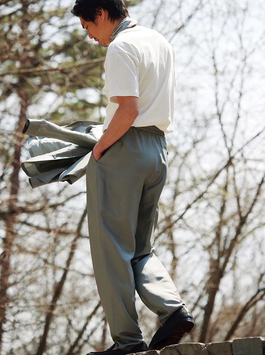 「＋1」でTシャツ姿をリッチ&シックに見せるテクニック4選。時計、レザー、アイコンetc. - 4枚目の画像