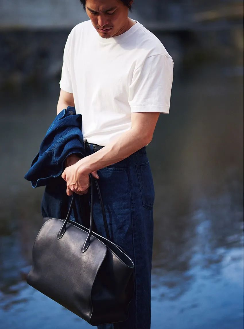 「＋1」でTシャツ姿をリッチ&シックに見せるテクニック4選。時計、レザー、アイコンetc. - 1枚目の画像