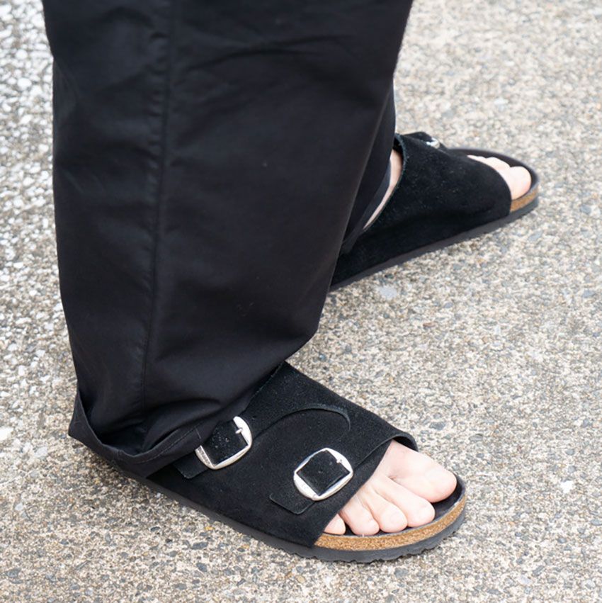 サンダルシーズン本番！最新版”ビルケン”コーデ3選を街角スナップで。人気モデルは…… - 1枚目の画像