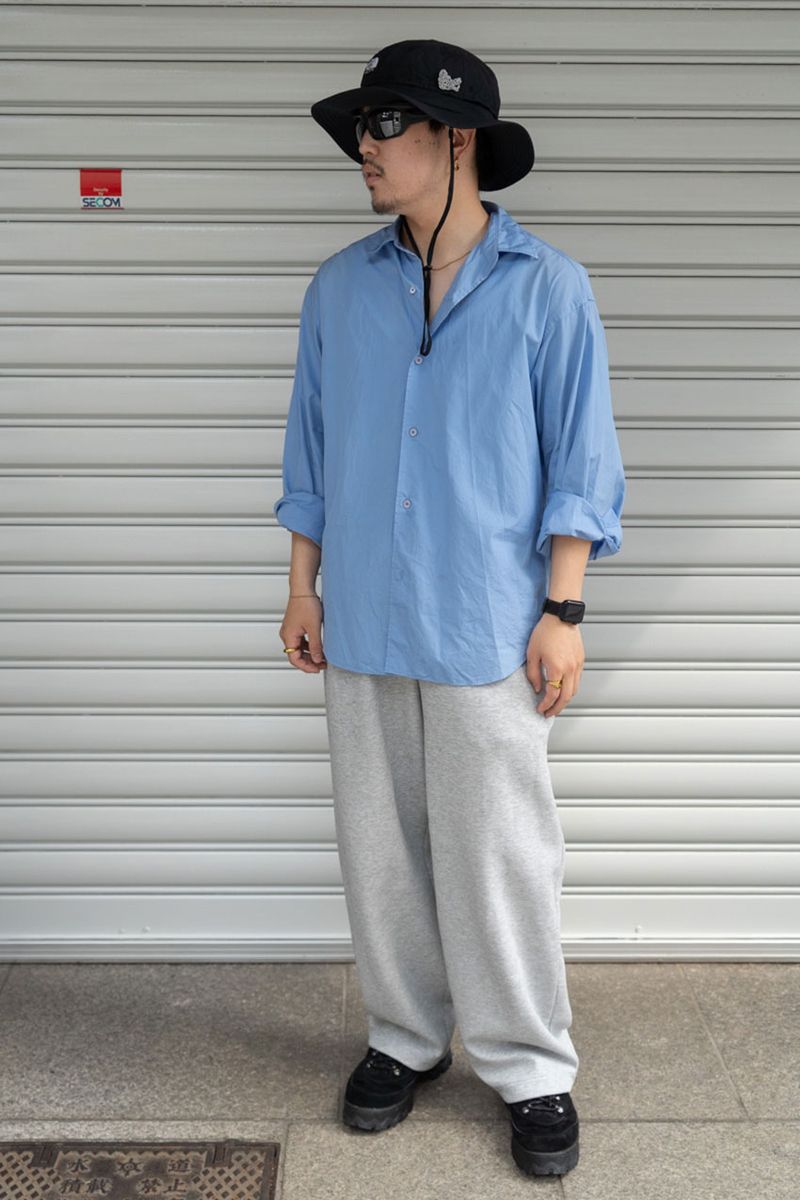 シャツ=エイチビューティーアンドユース パンツ=ユニクロ シューズ=ナイキ 帽子=ザノースフェイス 眼鏡=オークリー 腕時計=アップル ブレスレット、リング=ともにノーブランド