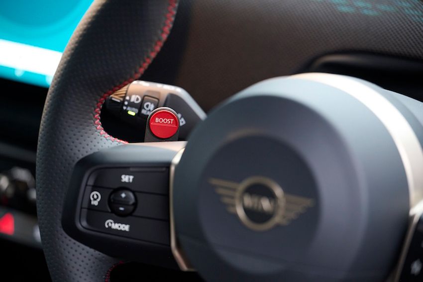 電気自動車モデルではステアリングに付随する赤いボタンがEブーストの起動スイッチとなっている。