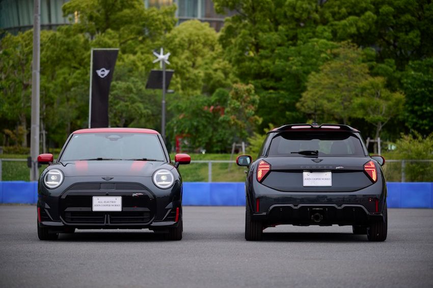 左：「All-Electric MINI John Cooper Works」、右：「MINI John Cooper Works」 MINIの伝統を色濃く受け継いだ3ドア。電気自動車モデルでもハイ・パフォーマンスを約束する。