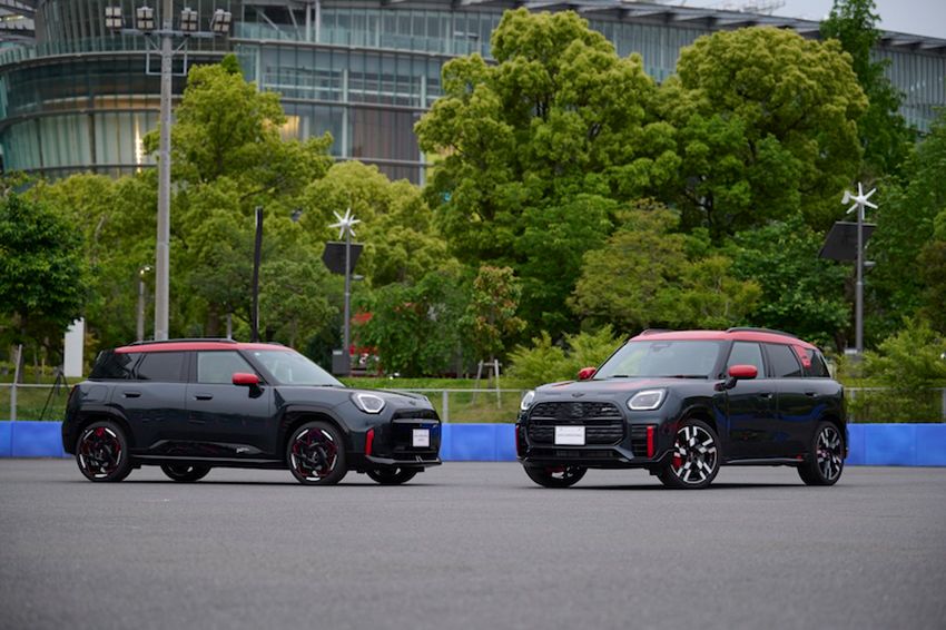 左：「All-Electric MINI John Cooper Works Aceman」、右：「MINI John Cooper Works Countryman」。「Countryman」はMINI史上、最大で最速モデル。その電気自動車モデルも今年2月に日本に上陸した。