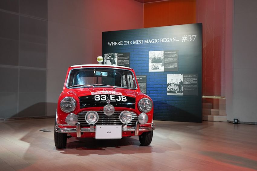 「JCW RACING NIGHT presented by MINI」の会場に展示された1964年モンテカルロ・ラリーを制覇したMINI Cooper Sのレプリカ。