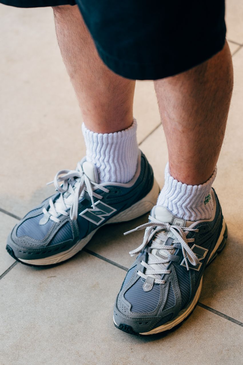 夏の必勝コーデ「長袖×短パン」。大人のショーツ姿で起こりがちな“子供見え”の回避策をスナップで - 8枚目の画像