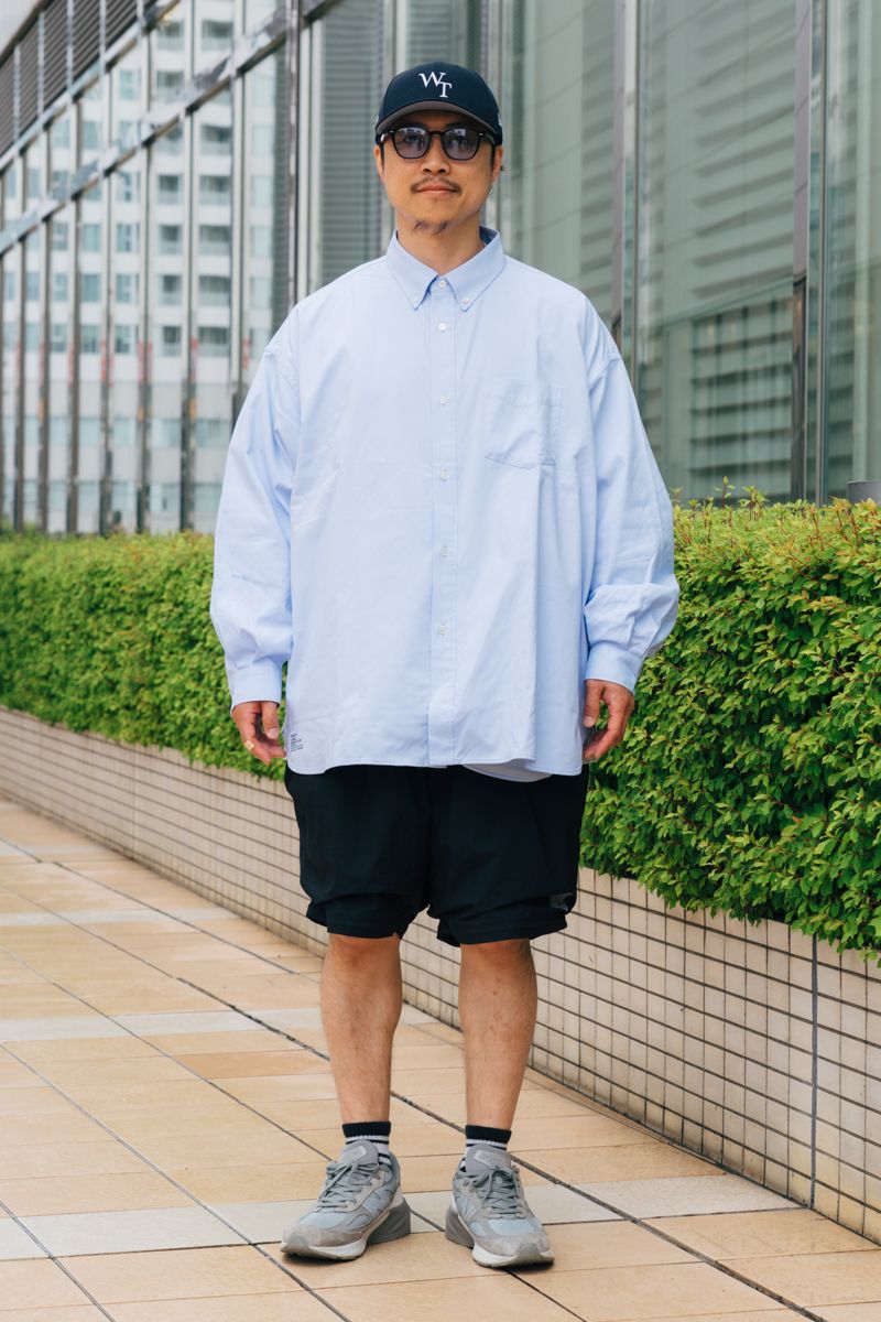 シャツ=フレッシュサービス Tシャツ、パンツ=ともにストライプフォークリエイティブ シューズ=ニューバランス×ダブルタップス 帽子=ダブルタップス 眼鏡=ユニクロ
