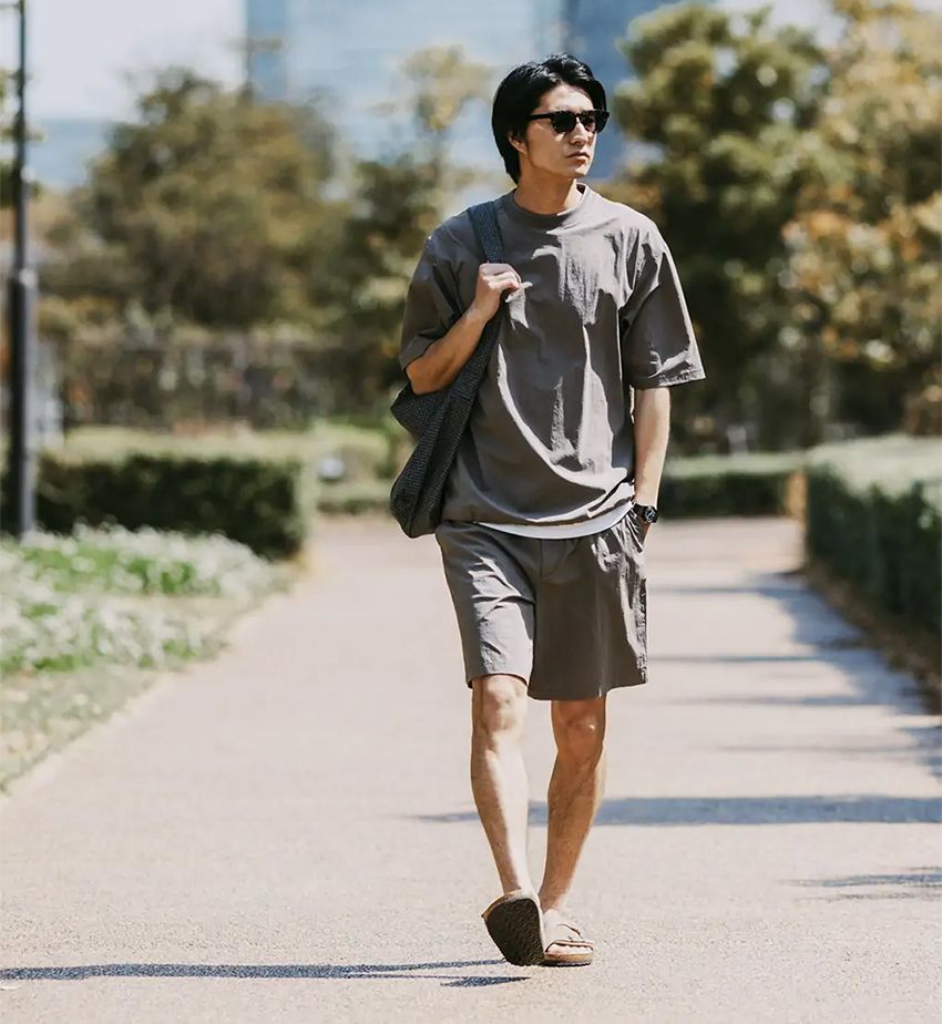 スエードサンダルなど、大人のテイストを加速する小物を取り入れることで、ショーツスタイルがグンと艶やかに仕上がります。Tシャツ6930円、パンツ8910円／ともにグリーンレーベル リラクシング、サンダル2円900円／ビルケンシュトック、サングラス9900円／ジュガード14 for グリーンレーベル リラクシング、バッグ8910円／パッキング for グリーンレーベル リラクシング