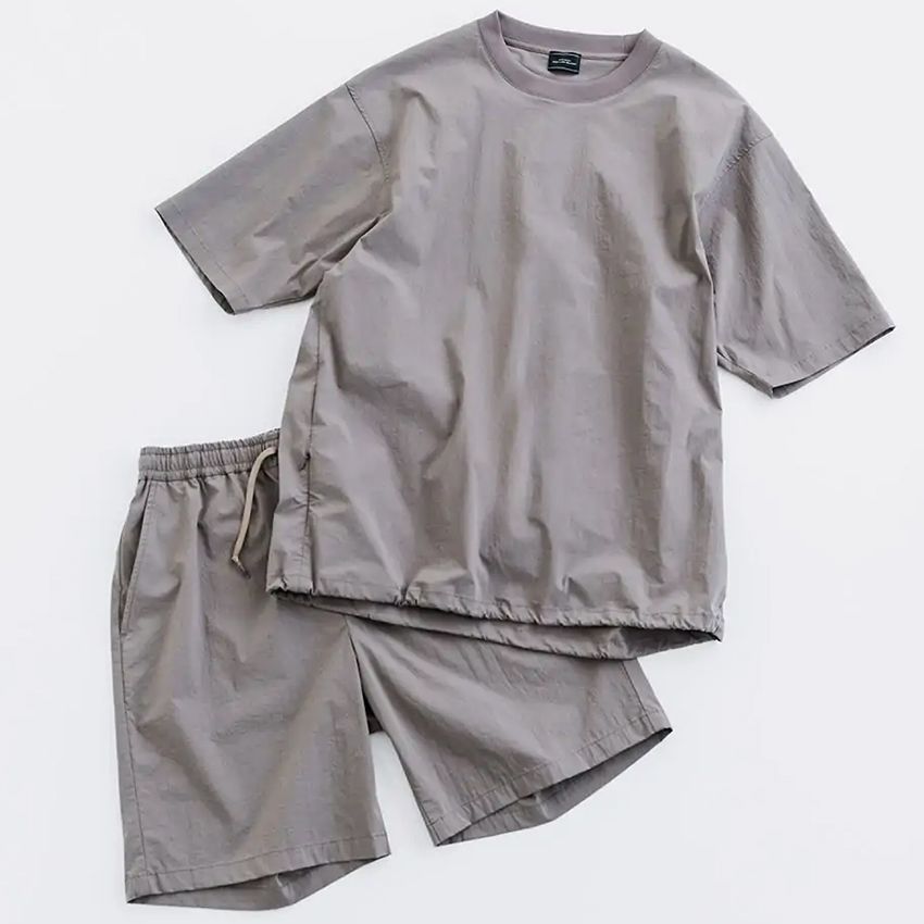 Tシャツ6930円、パンツ8910円／ともにグリーンレーベル リラクシング