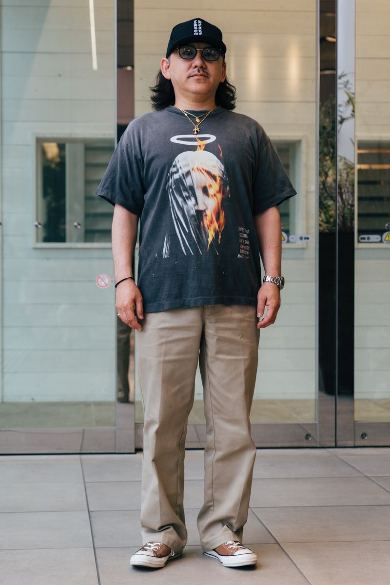 Tシャツ＝セントマイケル　パンツ＝ディッキーズ　シューズ＝コンバース　帽子、ネックレス、リング＝すべてクロムハーツ　眼鏡＝トムフォード　腕時計＝ロレックス  