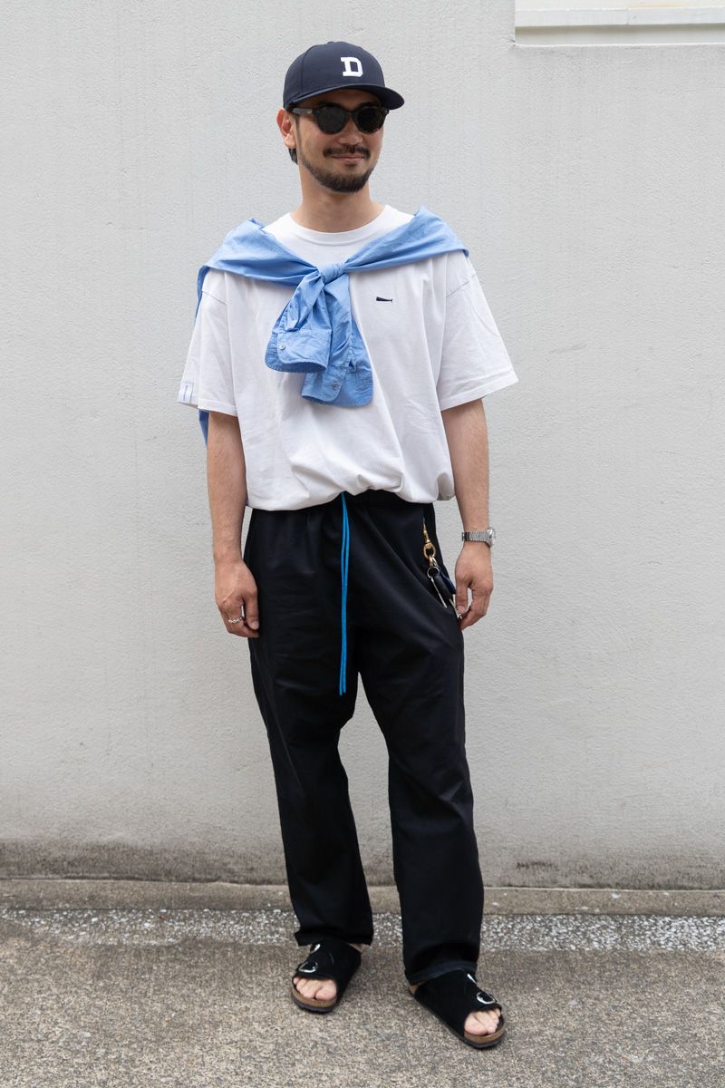 シャツ＝エイチビューティーアンドユース　Tシャツ、帽子＝ともにディセンダント　パンツ＝アンスラックス　シューズ＝ビルケンシュトック　眼鏡＝ブラン　腕時計＝セイコー　リング＝ホーセンブース