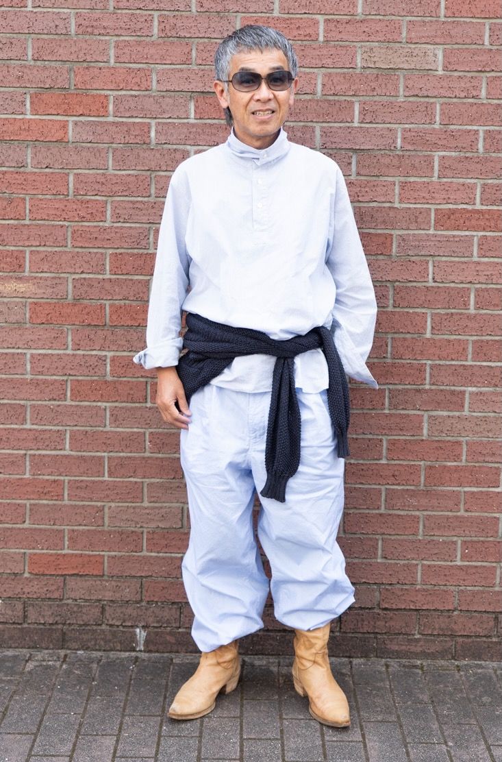 シャツ=アトリエベトン カーディガン=ユナイテッドアローズ パンツ=アダルトオリエンテッドローブス シューズ=ピエールアルディ 眼鏡=オリバーピープルズ