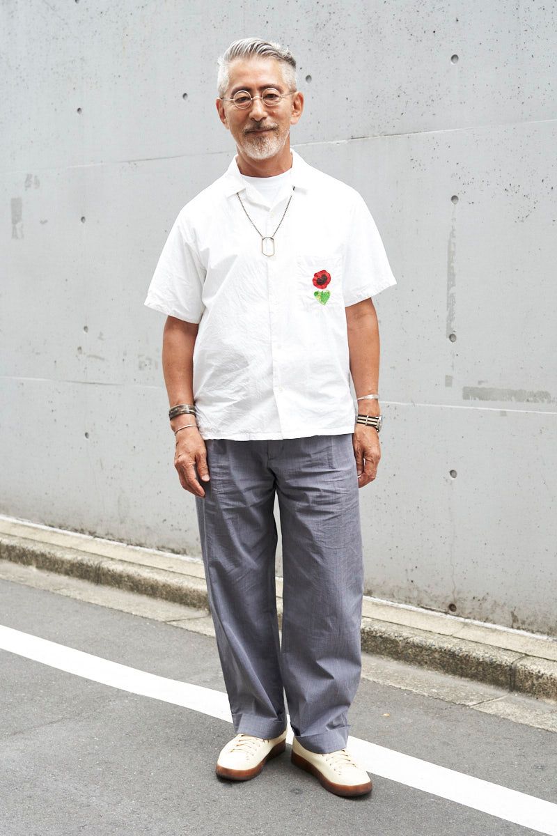 シャツ=ミー パンツ=エンジニアドガーメンツ シューズ=フェイト 眼鏡=ゲルノットリンドナー 腕時計=アイダブリューシー ネックレス=ラループ バングル=ハートマン