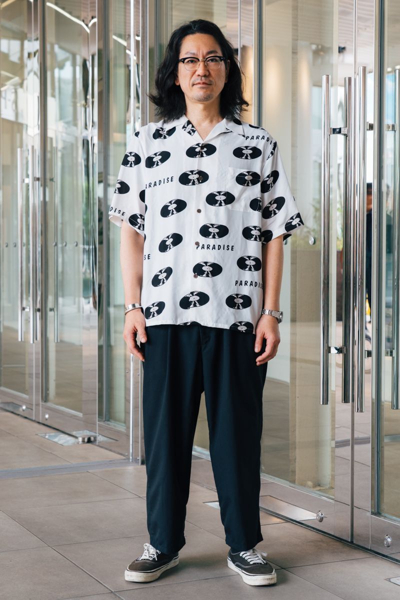 シャツ＝ワコマリア　パンツ＝クーティー　シューズ＝ヴァンズ　眼鏡＝白山眼鏡店　腕時計＝ウォッチエクスペリメンタルユニット　ブレスレット＝タディアンドキング