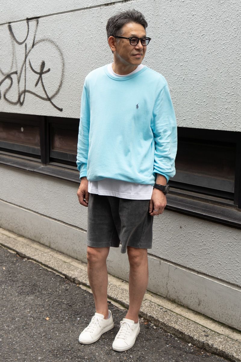 スウェット＝ポロラルフローレン　Tシャツ＝無印良品　パンツ＝ロンハーマン　シューズ＝スローウェア　眼鏡＝フォーナインズ　腕時計＝パネライ　リング＝クロムハーツ