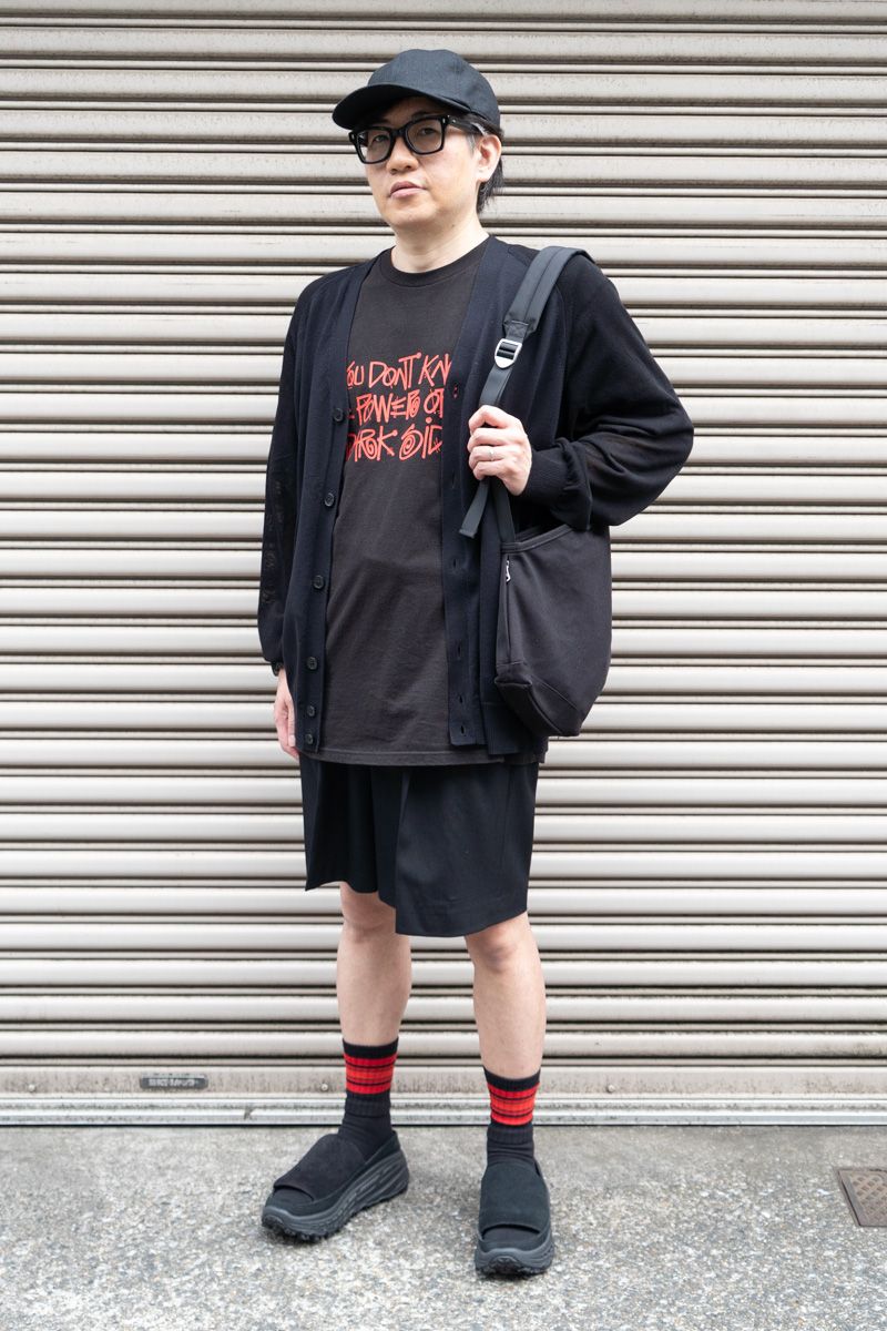 カーディガン＝ジーユー　Tシャツ＝ステューシー　パンツ＝オーラリー　シューズ＝エヌハリウッド×アグ　帽子＝カシラ　眼鏡＝エフェクター　バッグ＝ルートート　腕時計＝レフアムステルダム
