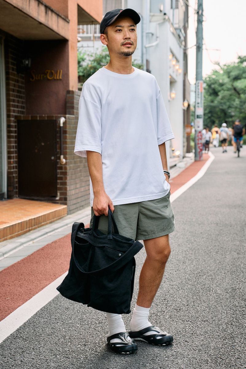 Tシャツ＝ユニクロ　パンツ＝ザノースフェイス　シューズ＝キーン　帽子＝マムート　眼鏡＝モスコット　バッグ＝スロウ　腕時計＝ハミルトン