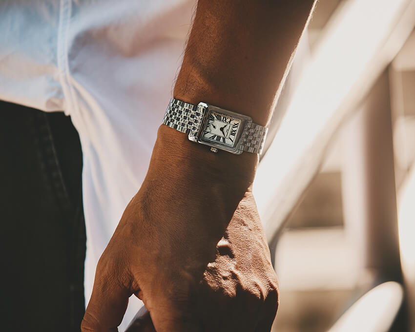 この夏、フレデリック・コンスタントの小ぶりな角型ブレスウォッチを