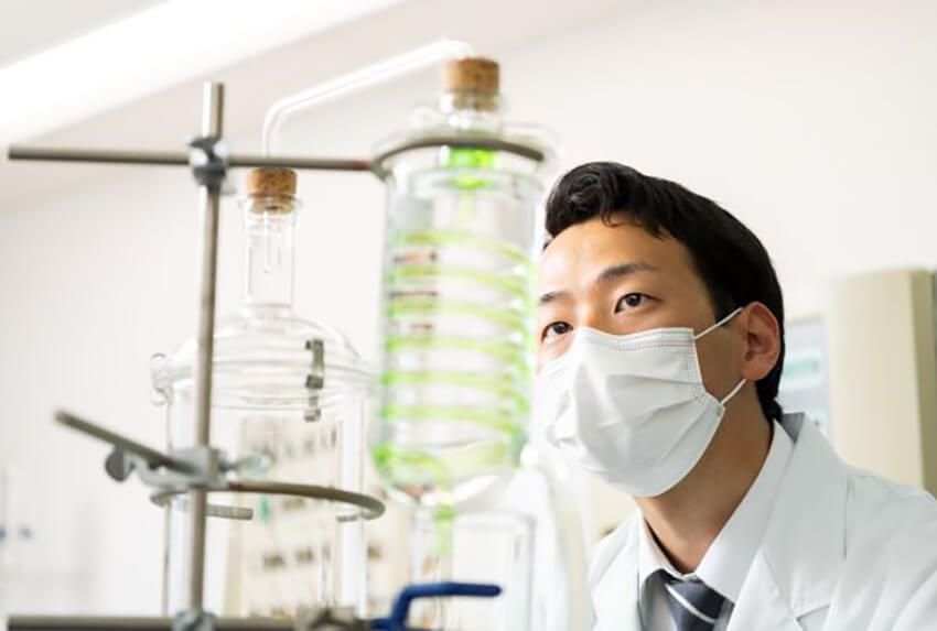 望月幸之介さん●株式会社ハル・インダストリ。ニオイの総合コンサルタント。『消臭』にこだわり続けて40年以上の歴史を持ち、研究・製造・販売を一貫して行う、株式会社ハル・インダストリの研究室に所属。国家資格である「臭気判定士」の資格を持ち、日常のさまざまなニオイ問題に向き合う、まさに「消臭」のプロフェッショナル。https://www.halindustry.co.jp/corporate