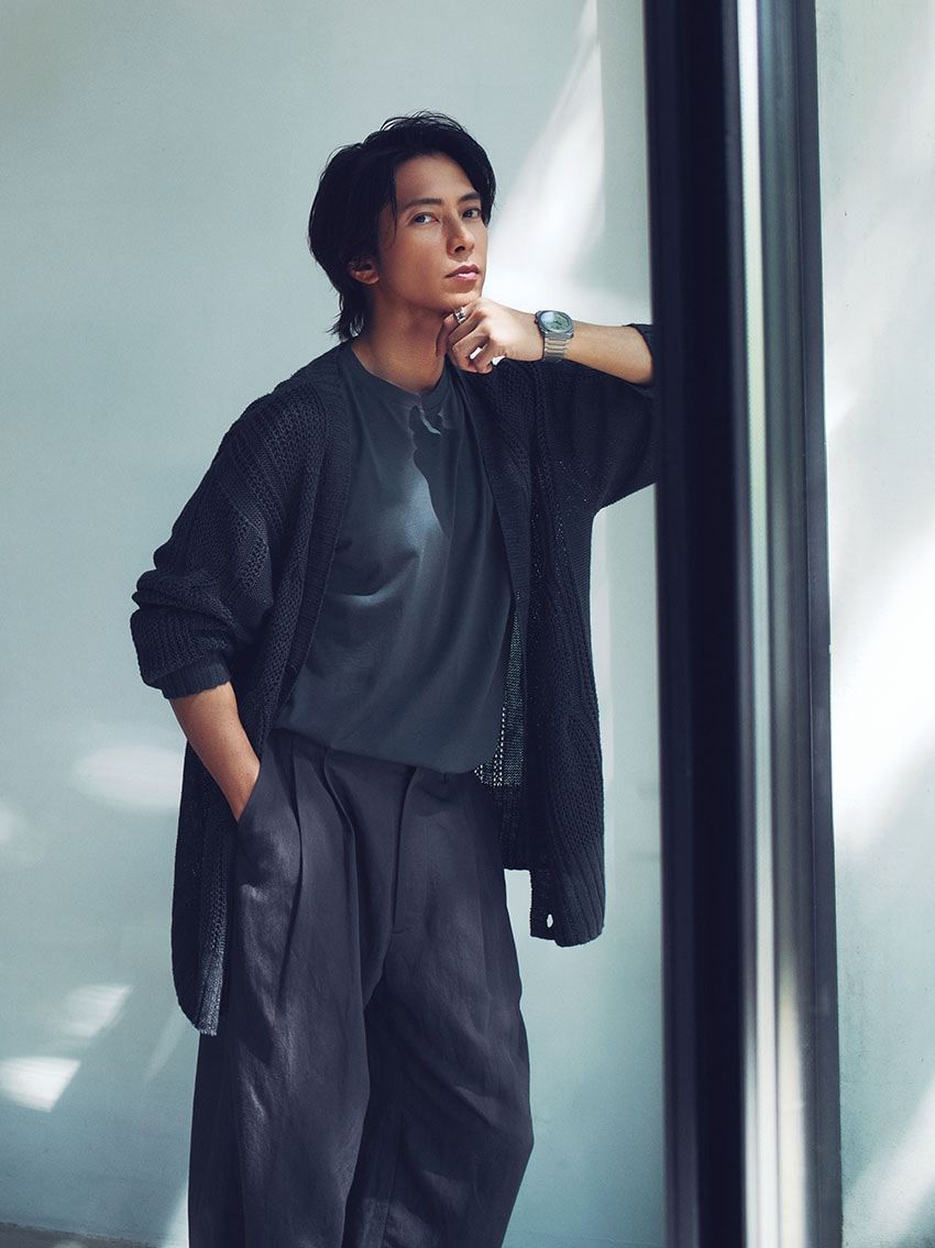 腕時計「オクト フィニッシモ」チタンケース、40mm径、自動巻き。248万6000円／ブルガリ（ブルガリ・ジャパン　0120-030-142）、カーディガン8万5800円／レンコントラント（HJM　03-6434-0885）、Tシャツ1万3750円／サンスペル　050-3562-1860、パンツ3万9600円／シュタイン（エンケル　03-6812-9897）、リング81万9500円／ブルガリ（ブルガリ・ジャパン　0120-030-142）