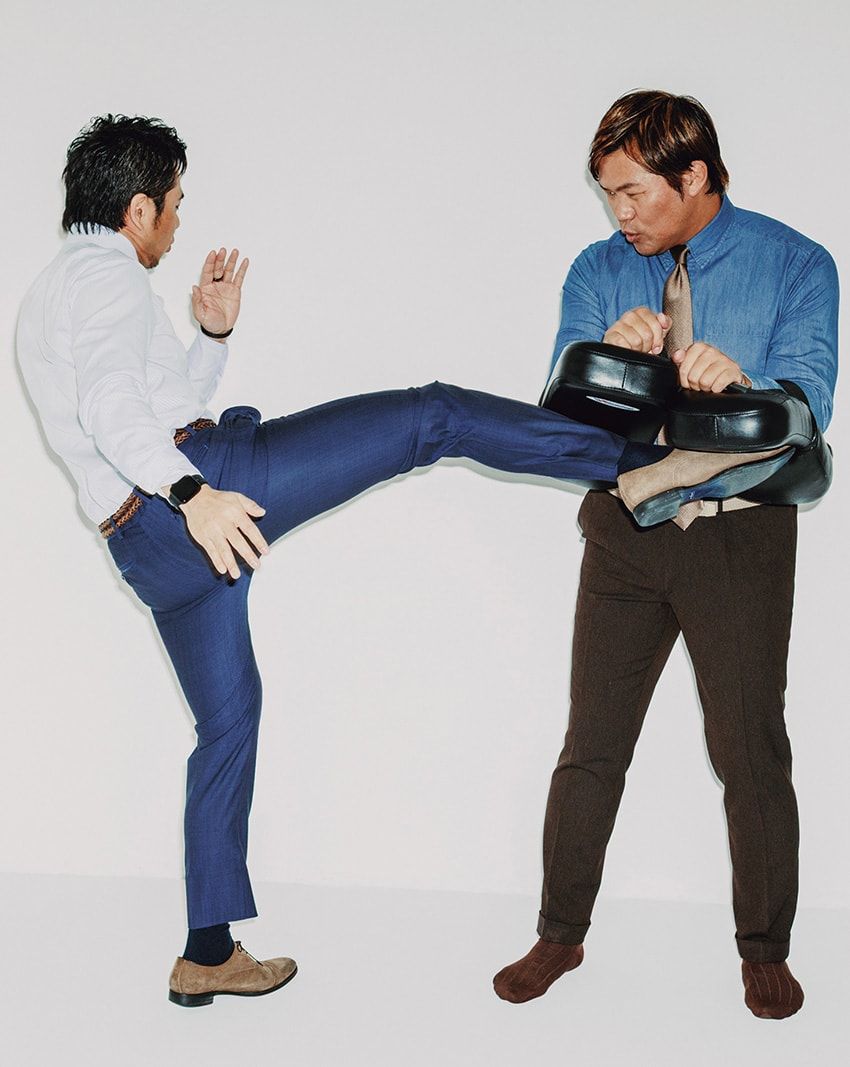 スラックスと革靴で躊躇なくキックを披露してくれた長谷川さんと、ミットを受ける小比類巻さん。さすがにふたりとも上着は脱いでいる。