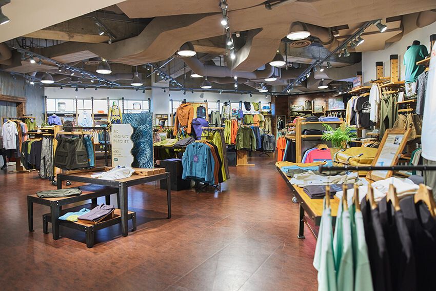 関東に点在する直営店で最多のラインアップを揃える直営店。売り場面積も最大だ。JR大崎駅から徒歩2分のアクセスで雨にも濡れない好立地のうえ、家族連れにはうれしい駐車場も完備。オーシャンズ世代のスタッフが多く、落ち着いた環境でのんびり買い物ができると好評だ。