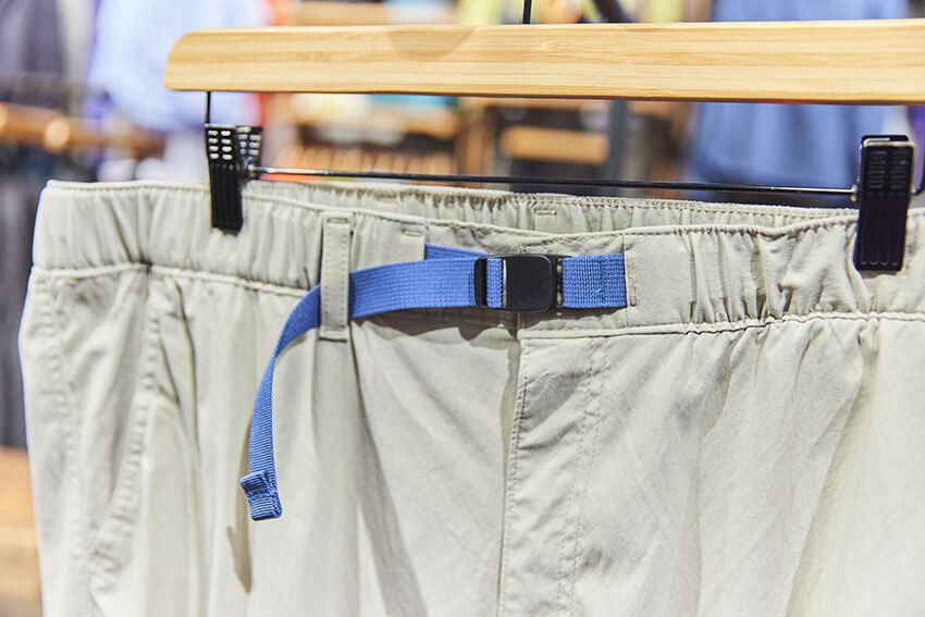 オフホワイトの「ペリカン」。染色していない生成りにバックルの青がよく映える。