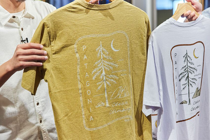 カラーは2色展開。右はホワイト、左はパファーフィッシュゴールド。「自然を傷つけないでクライミングをしよう」というパタゴニアのルーツ的メッセージがプリントされている。