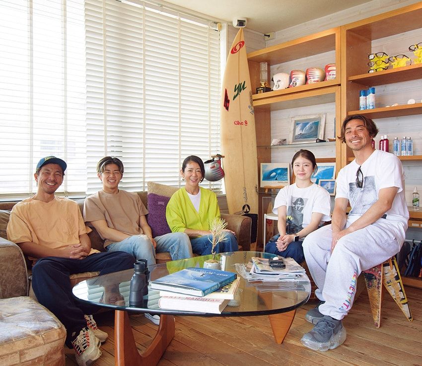写真右端が小川幸男さん。女性ふたりは直久さんの奥さまと娘さんで、息子の拓也さん(写真左から2番目)は幼少期から海とともに育ち、その才能を開花させている。