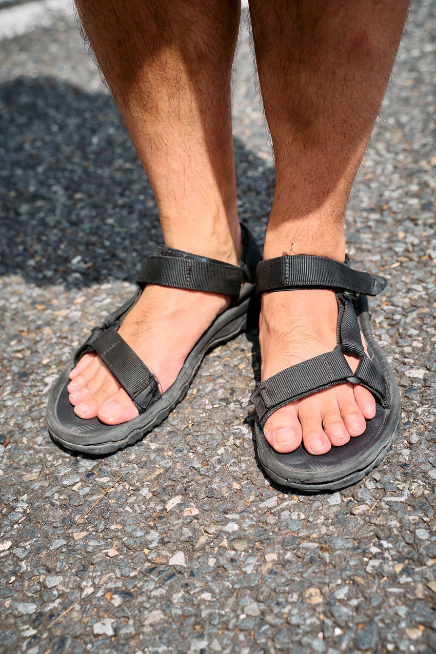 手ぶら派の新潮流「ネックポーチ」が夏の軽装に効果的！見た目も実用性もグッドな3例をスナップで - 10枚目の画像