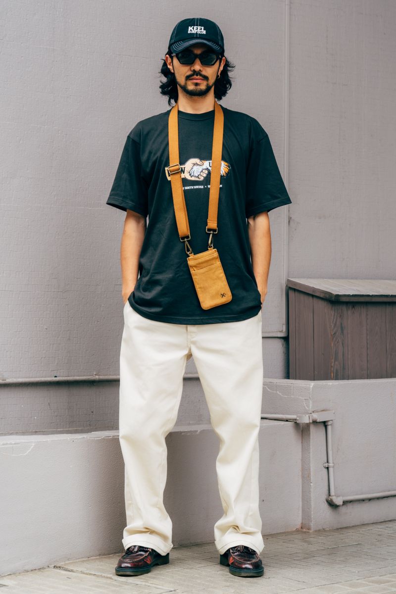 Tシャツ=ニューサウスウェーブス×アップトゥユー パンツ=ディッキーズ シューズ=ドクターマーチン 帽子=キール 眼鏡=不明 バッグ=ポニーライダー リング=リール×ケニーコラボニューサウスウェーブス
