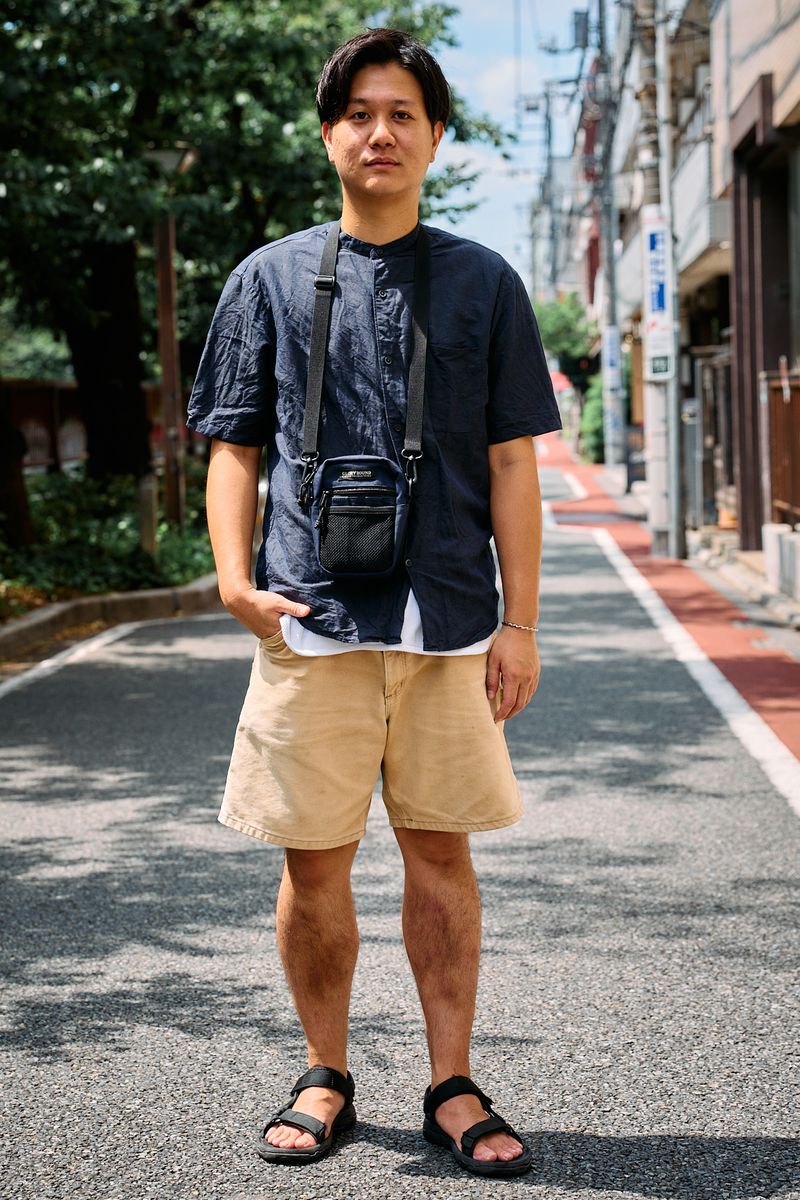 シャツ、バングル＝古着　Tシャツ＝ジーユー　パンツ＝カーハート　シューズ＝テバ　バッグ＝クーティー  